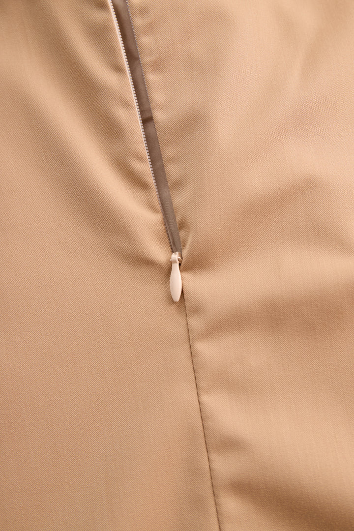 Stylish Sleeveless Halter Blouse with Neck Tie Detail